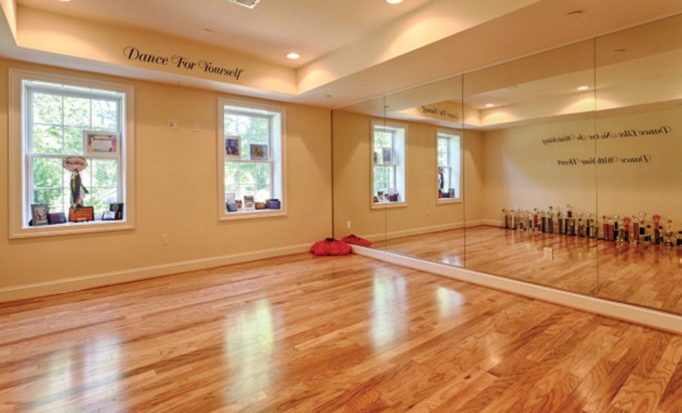Multifunktionaler, Großer Klassischer Fitnessraum mit beiger Wandfarbe und hellem Holzboden in Washington, D.C.