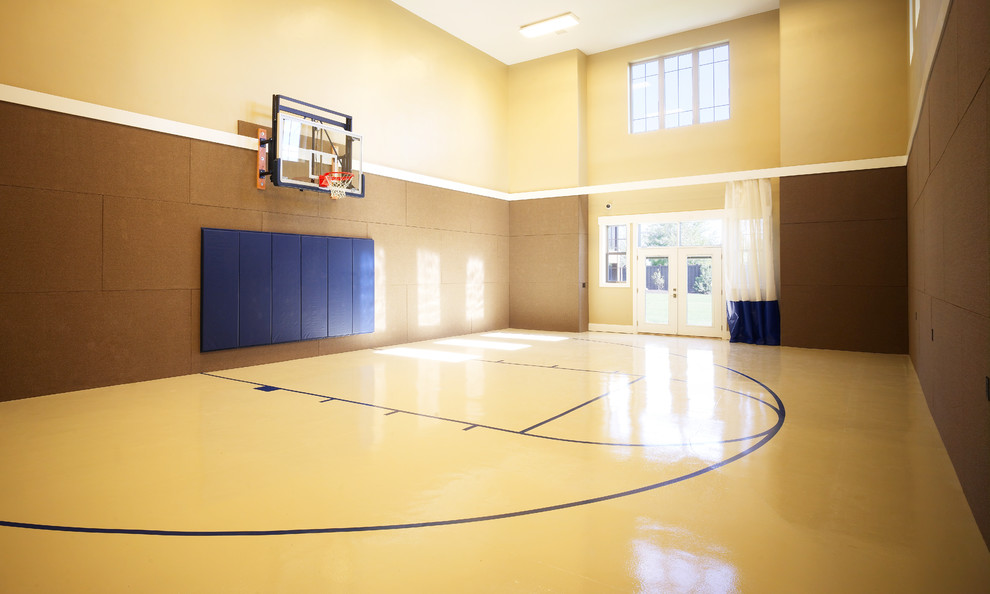 Klassischer Fitnessraum mit Indoor-Sportplatz und brauner Wandfarbe in Salt Lake City