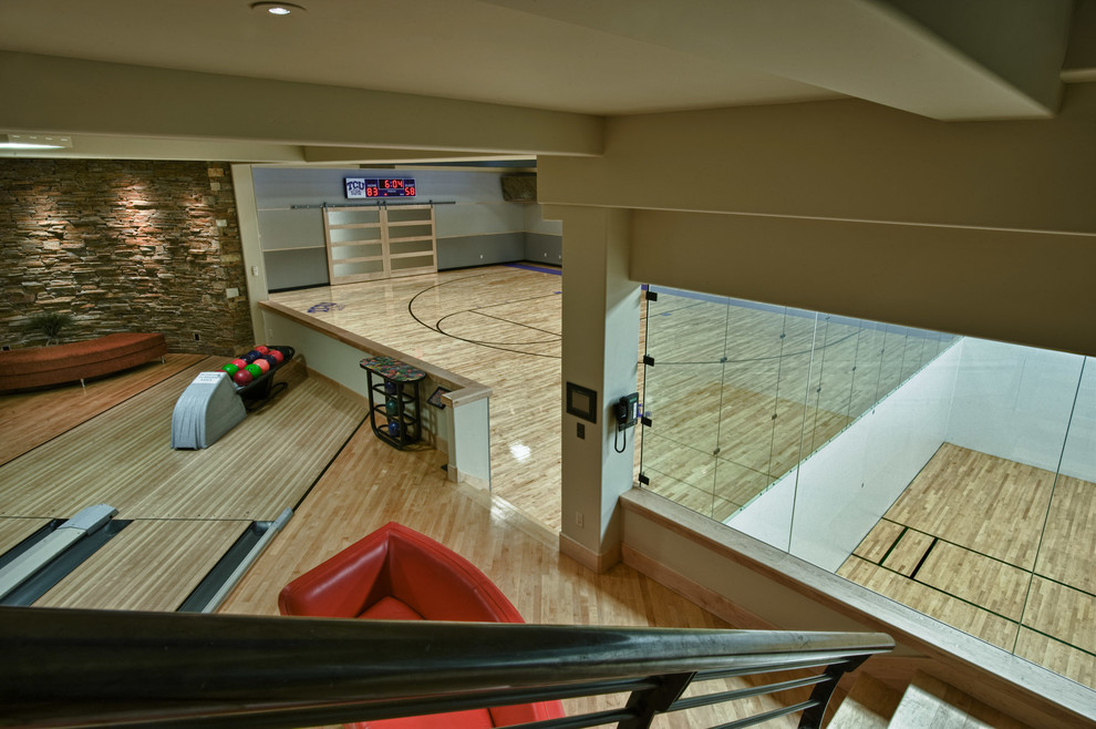 Geräumiger Rustikaler Fitnessraum mit Indoor-Sportplatz, beiger Wandfarbe und hellem Holzboden in Salt Lake City