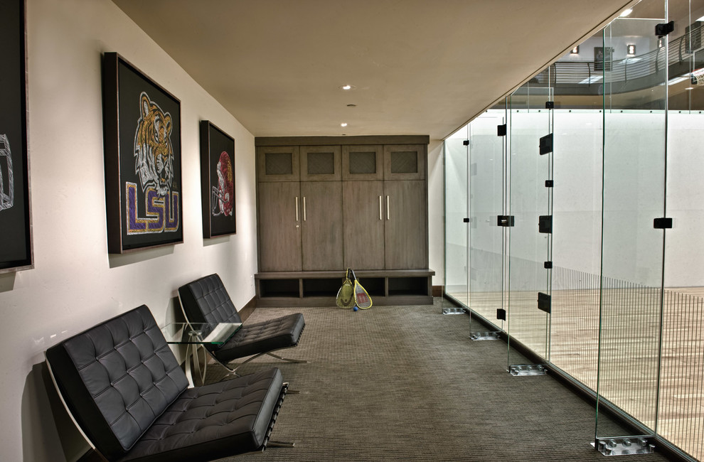Großer Moderner Fitnessraum mit Indoor-Sportplatz, beiger Wandfarbe und Teppichboden in Salt Lake City