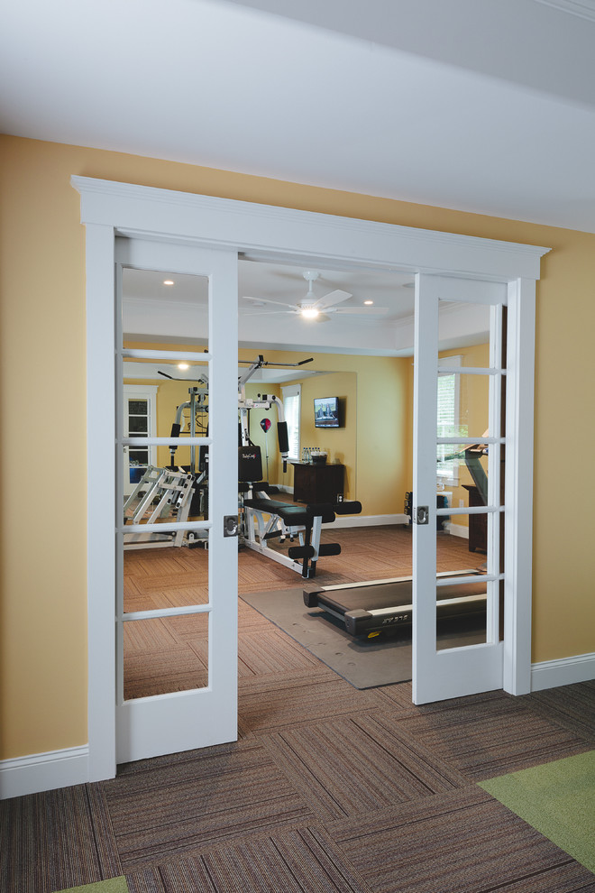 Multifunktionaler Maritimer Fitnessraum mit gelber Wandfarbe und Teppichboden in Atlanta