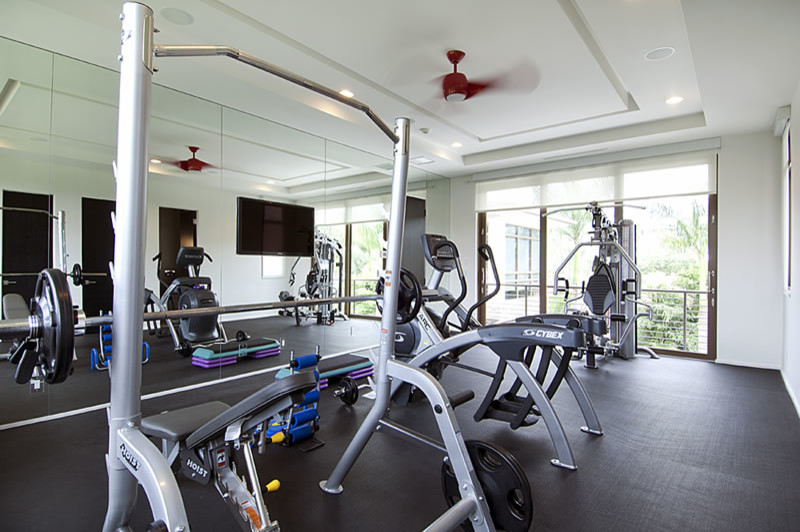 Example of a minimalist home gym design in Miami
