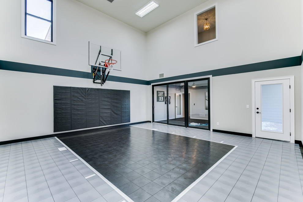 Klassischer Fitnessraum mit Indoor-Sportplatz, bunten Wänden und buntem Boden in Minneapolis