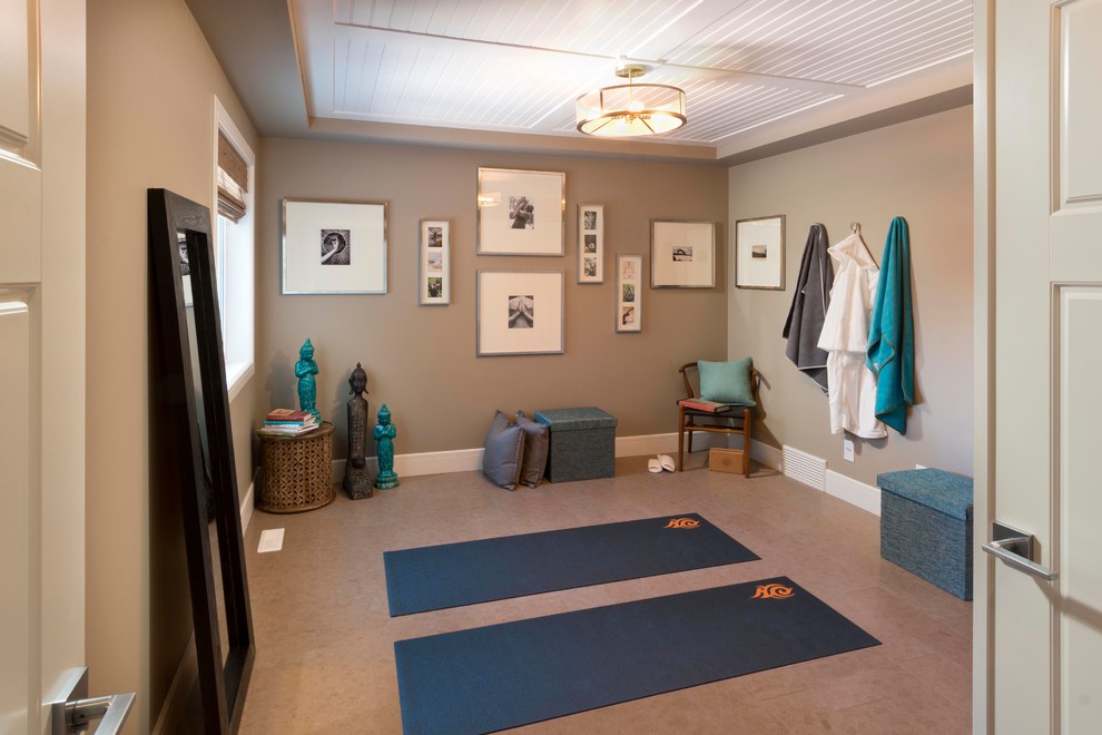 Esempio di uno studio yoga contemporaneo di medie dimensioni con pareti beige e pavimento in vinile