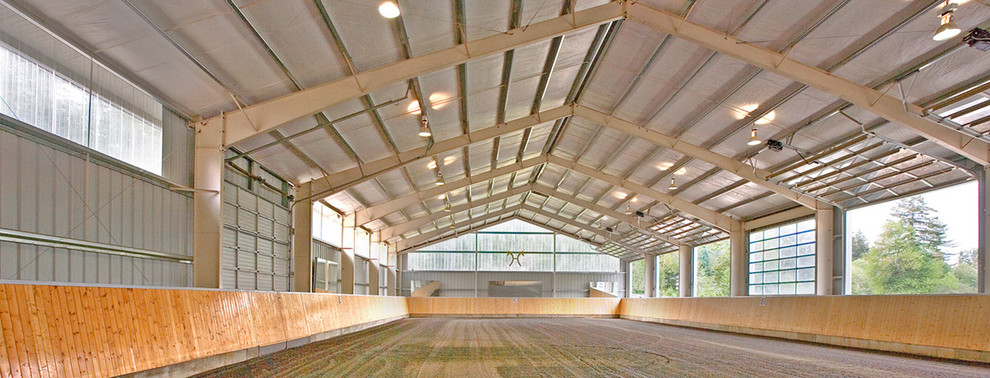 Großer Klassischer Fitnessraum mit weißer Wandfarbe und Indoor-Sportplatz in Seattle