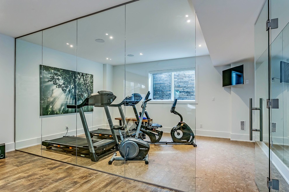 Multifunktionaler Moderner Fitnessraum mit weißer Wandfarbe und Korkboden in Toronto