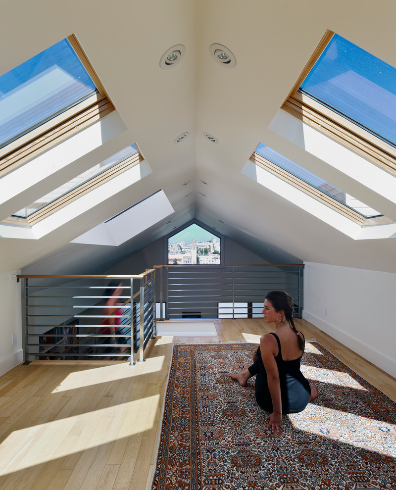 Moderner Yogaraum mit weißer Wandfarbe und hellem Holzboden in San Francisco