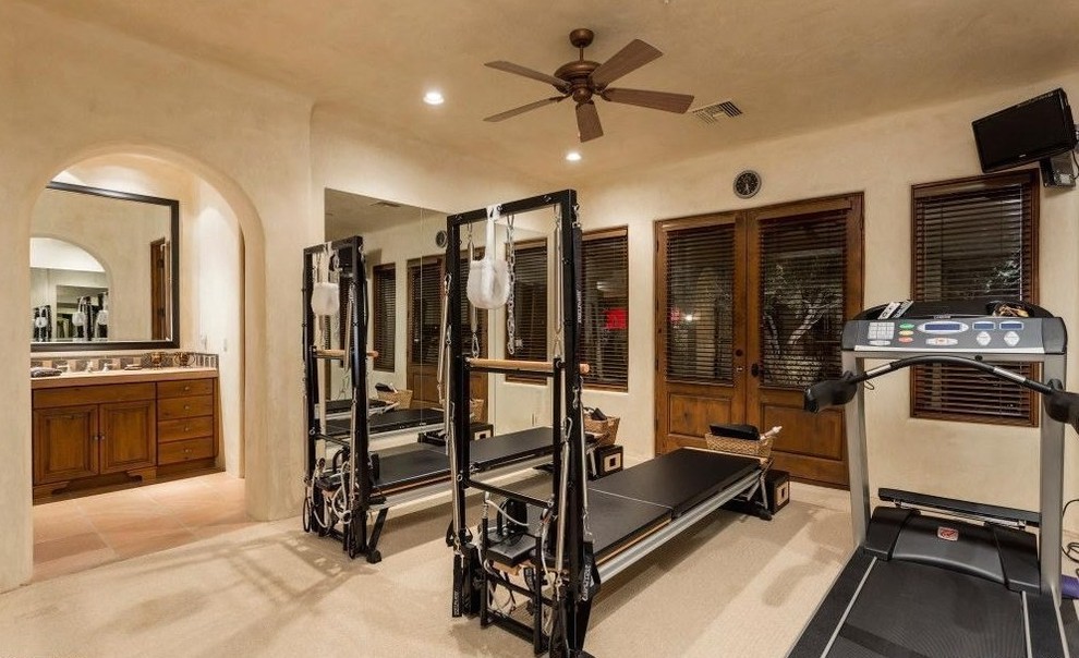 Multifunktionaler, Geräumiger Klassischer Fitnessraum mit beiger Wandfarbe und Teppichboden in Phoenix