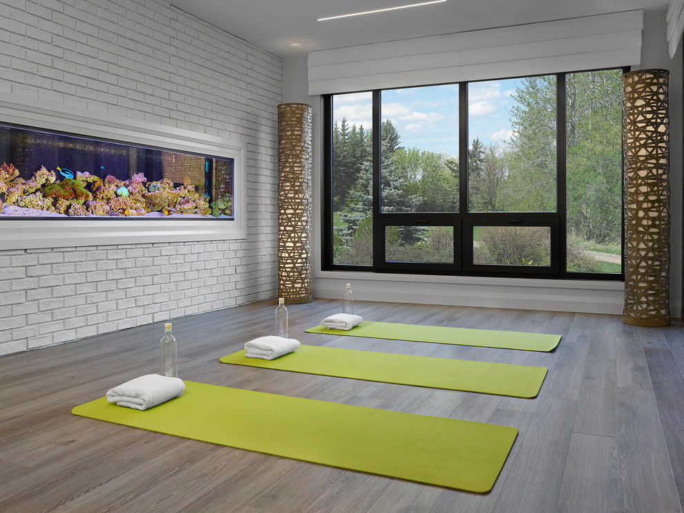 На фото: йога-студия среднего размера в современном стиле с серыми стенами и светлым паркетным полом с