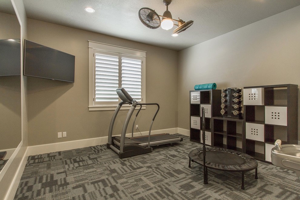 Multifunktionaler, Großer Landhaus Fitnessraum mit grauer Wandfarbe und Teppichboden in Salt Lake City