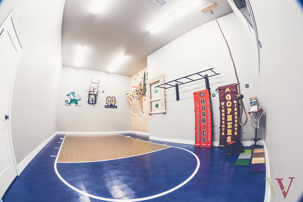Großer Country Fitnessraum mit Indoor-Sportplatz und grauer Wandfarbe in Minneapolis