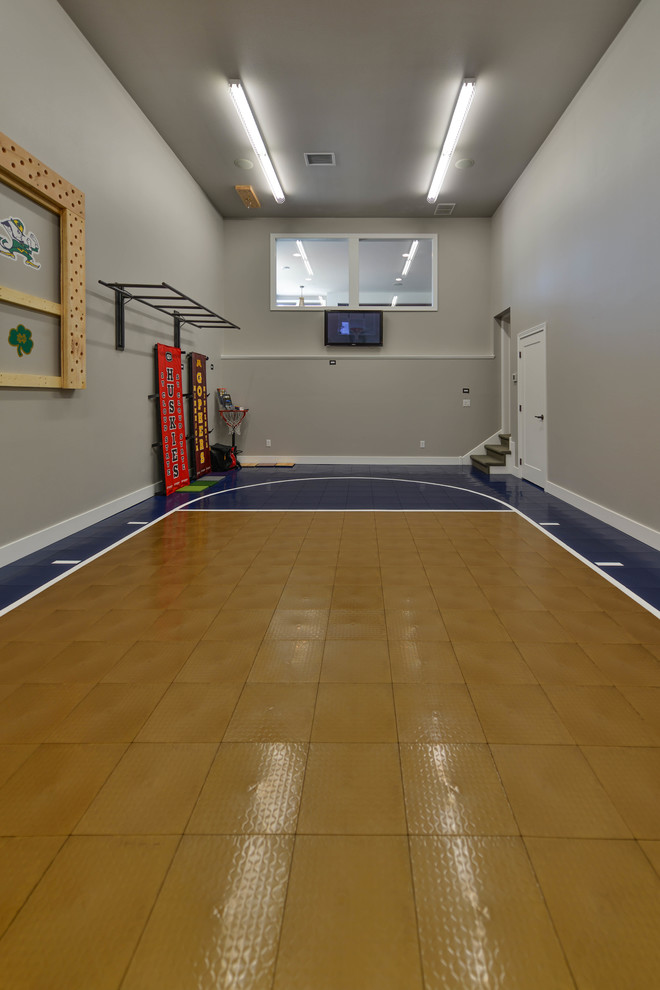 Großer Landhaus Fitnessraum mit Indoor-Sportplatz und grauer Wandfarbe in Minneapolis