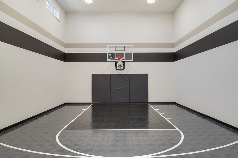 Großer Klassischer Fitnessraum mit Indoor-Sportplatz, weißer Wandfarbe, Vinylboden und grauem Boden in Minneapolis