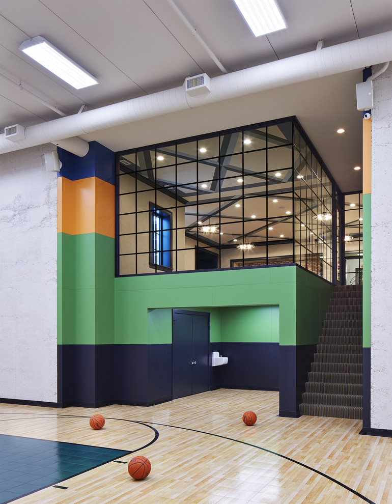 Стильный дизайн: большой спортзал в современном стиле с серыми стенами и бежевым полом - последний тренд