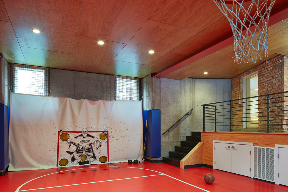 Immagine di un ampio campo sportivo coperto minimalista con pareti multicolore e pavimento in linoleum