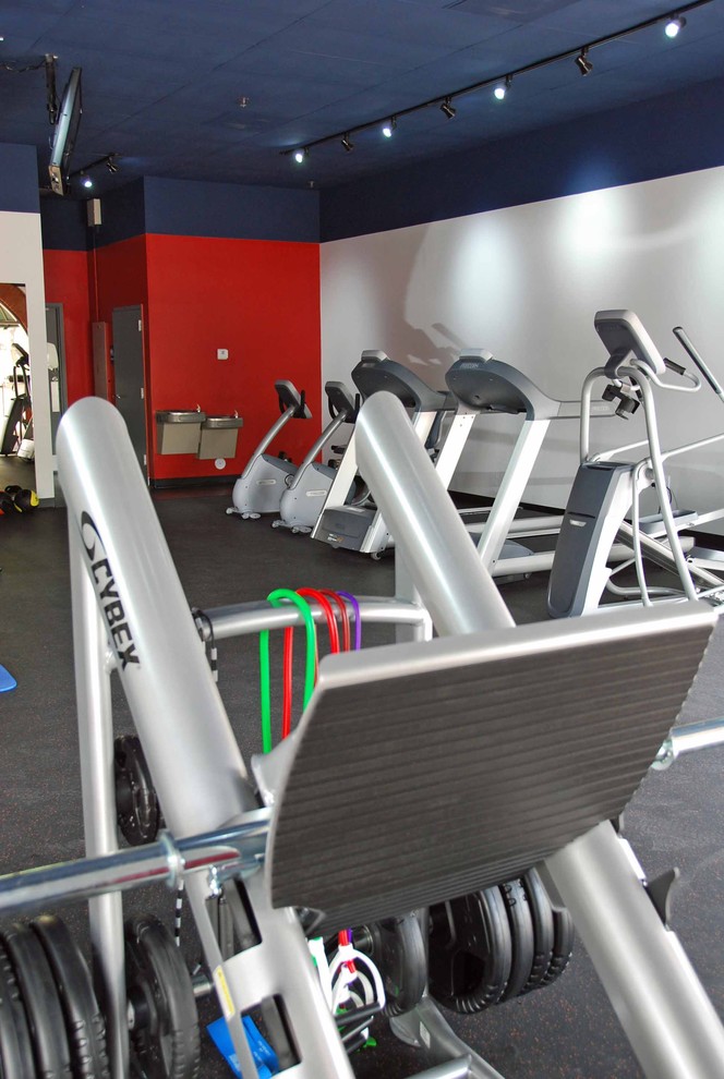 Design ideas for a contemporary home gym in Phoenix.