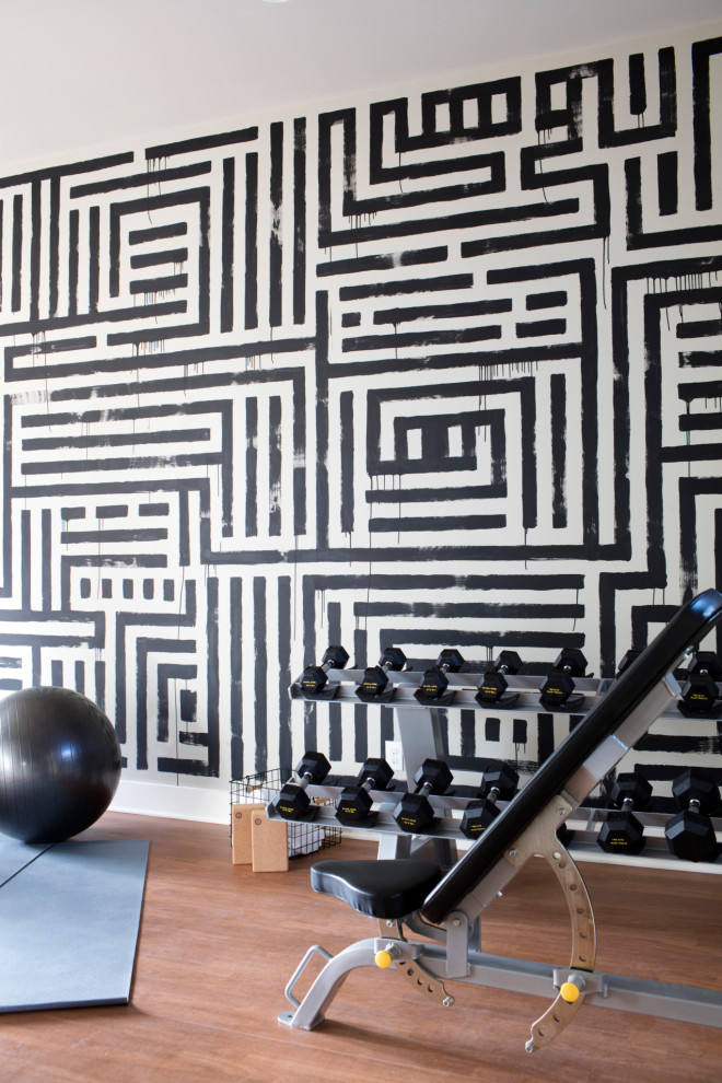 Mittelgroßer Moderner Fitnessraum mit grauer Wandfarbe, Laminat und braunem Boden in Chicago