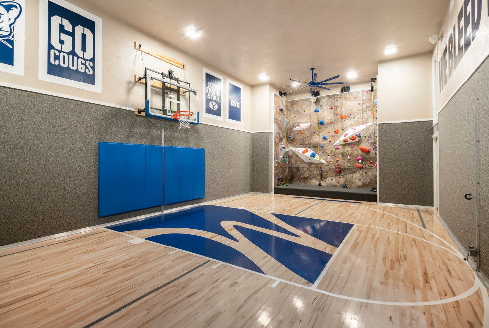 Geräumiger Landhaus Fitnessraum mit Indoor-Sportplatz, beiger Wandfarbe, hellem Holzboden und beigem Boden in Salt Lake City