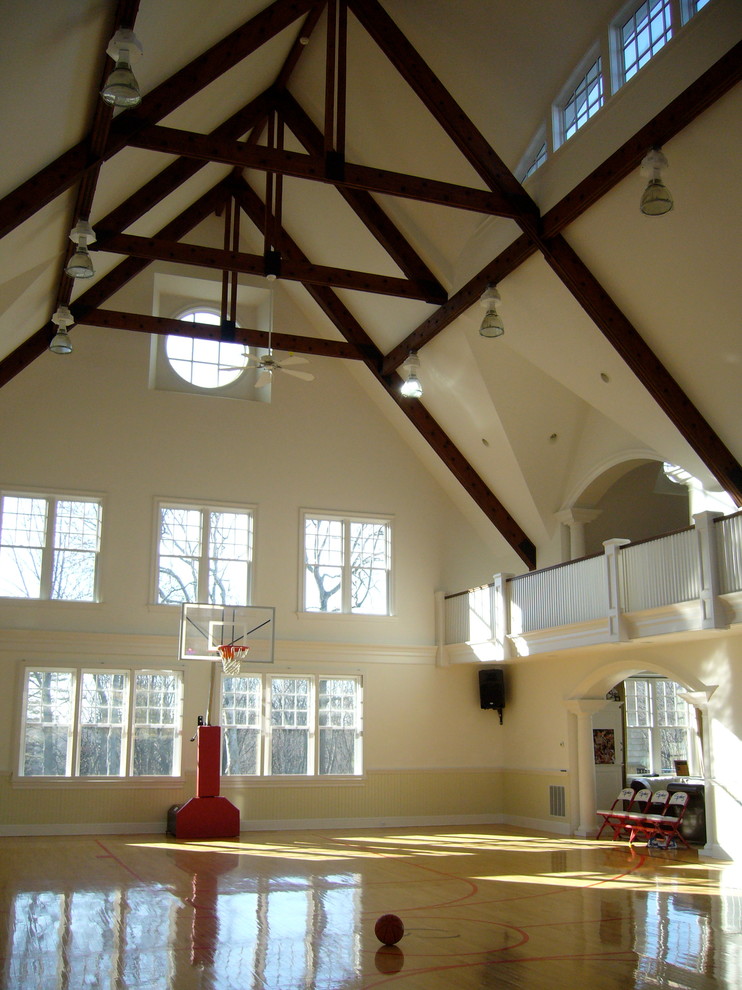 Пример оригинального дизайна: домашний тренажерный зал в классическом стиле