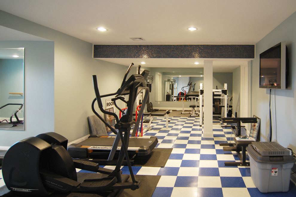 Design ideas for a traditional home gym in New York.