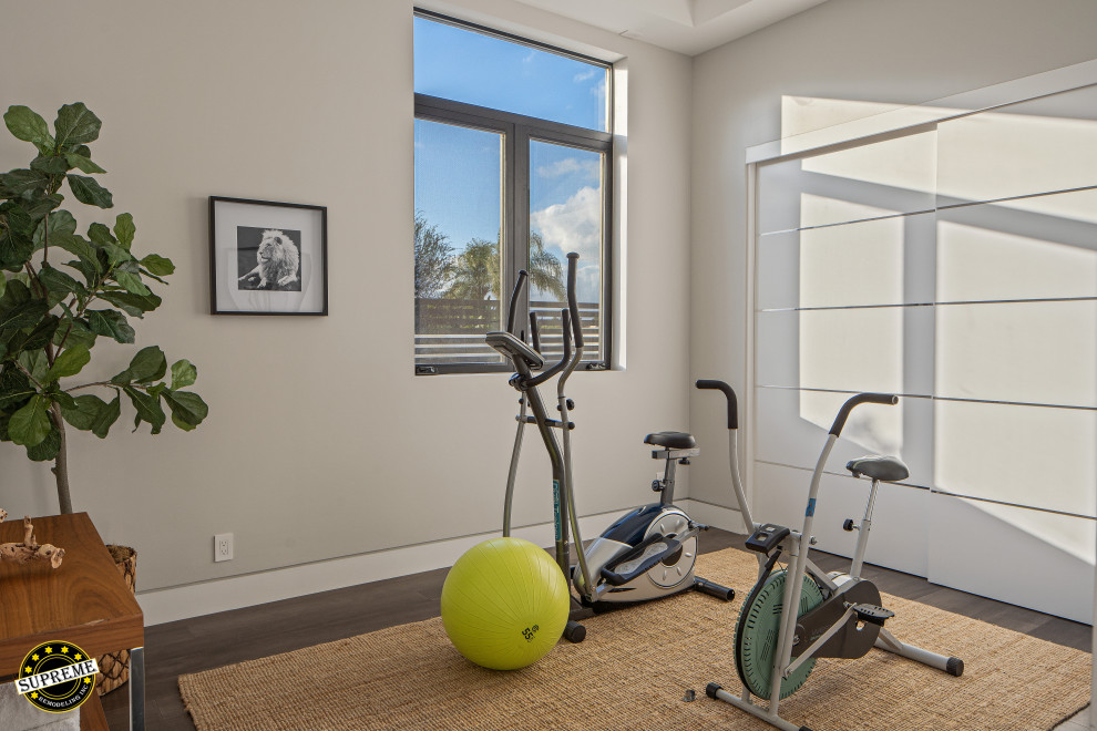 Multifunktionaler, Mittelgroßer Moderner Fitnessraum mit weißer Wandfarbe, dunklem Holzboden, braunem Boden und eingelassener Decke in Los Angeles