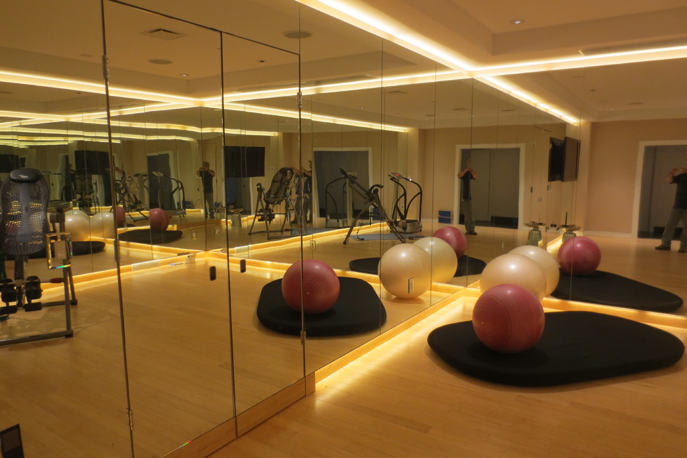 Mittelgroßer, Multifunktionaler Moderner Fitnessraum mit beiger Wandfarbe und Bambusparkett in Philadelphia
