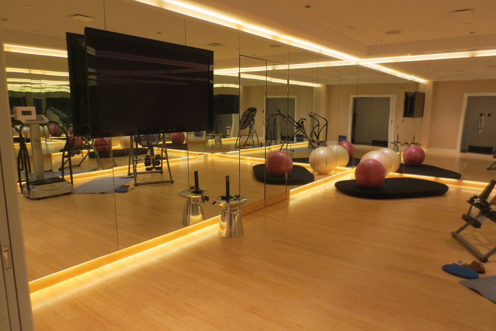 Aménagement d'une salle de sport contemporaine de taille moyenne et multi-usage avec un mur beige et parquet en bambou.
