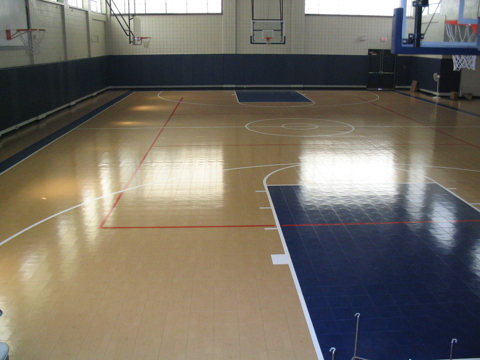 Mittelgroßer Klassischer Fitnessraum mit Indoor-Sportplatz, beiger Wandfarbe und hellem Holzboden in Boston