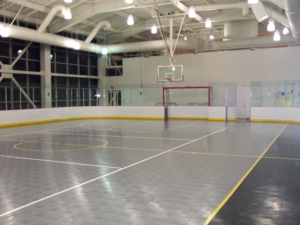 Großer Klassischer Fitnessraum mit Indoor-Sportplatz und weißer Wandfarbe in Boston