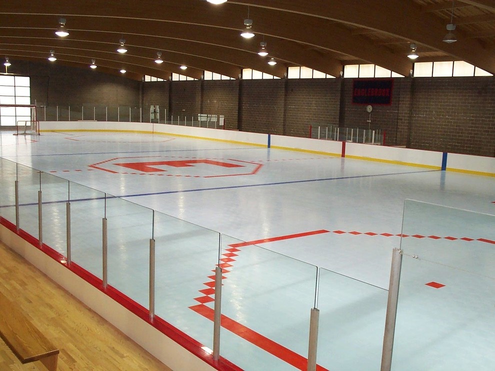 Mittelgroßer Klassischer Fitnessraum mit Indoor-Sportplatz, hellem Holzboden und brauner Wandfarbe in Boston