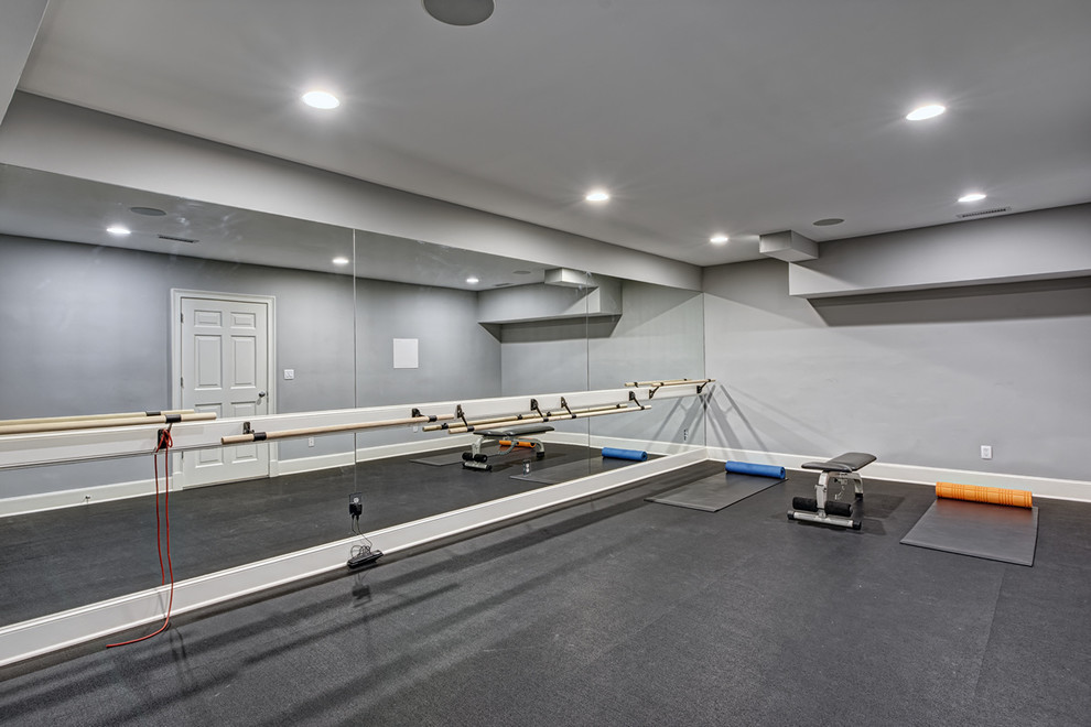 Multifunktionaler, Großer Klassischer Fitnessraum mit grauer Wandfarbe in New York
