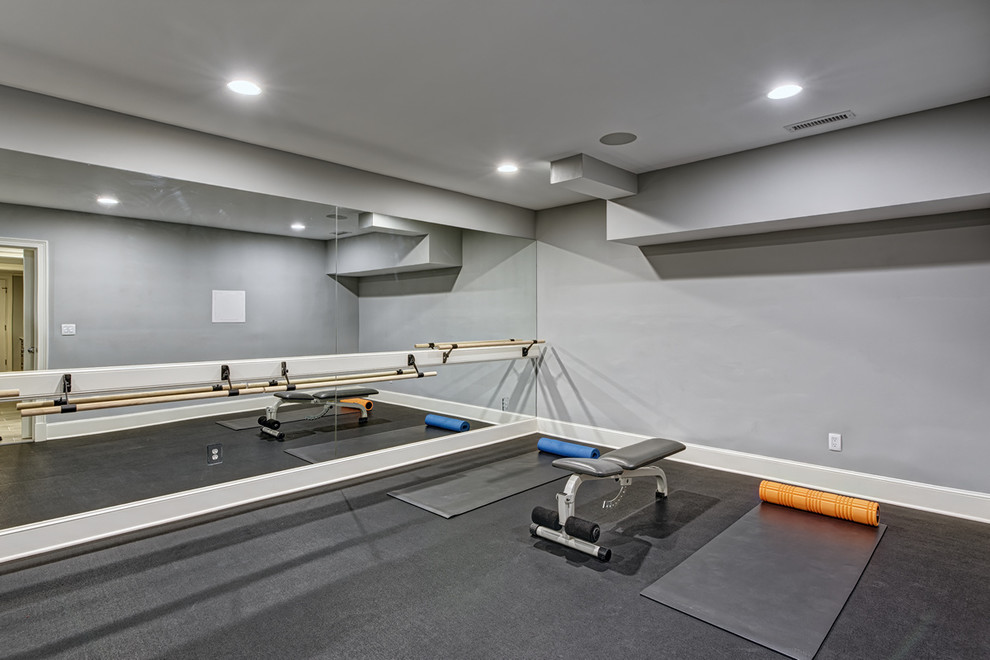 Multifunktionaler, Großer Klassischer Fitnessraum mit grauer Wandfarbe in New York
