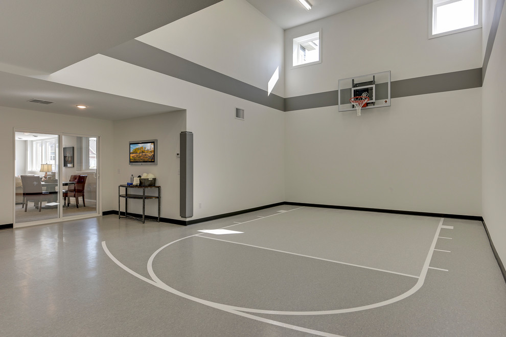 Klassischer Fitnessraum mit Indoor-Sportplatz, bunten Wänden und buntem Boden in Minneapolis