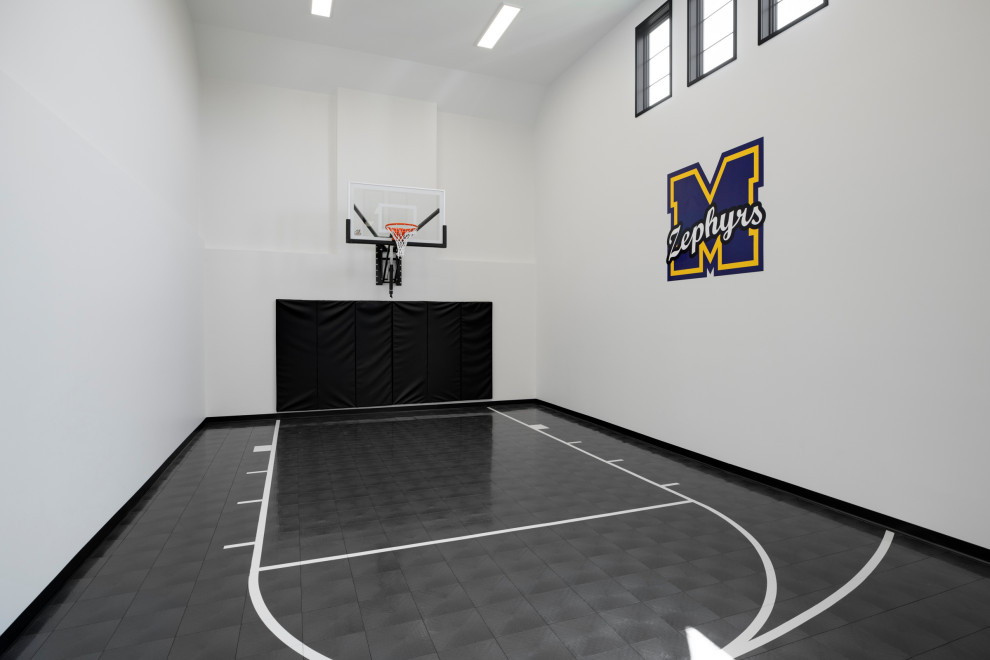 Großer Landhausstil Fitnessraum mit Indoor-Sportplatz, grauer Wandfarbe und schwarzem Boden in Minneapolis