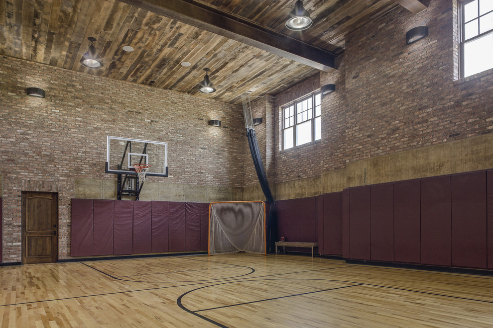 Geräumiger Landhausstil Fitnessraum mit Indoor-Sportplatz und hellem Holzboden in Baltimore