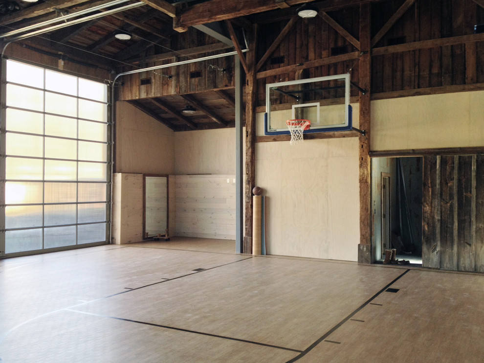 Großer Country Fitnessraum mit Indoor-Sportplatz und brauner Wandfarbe in Burlington