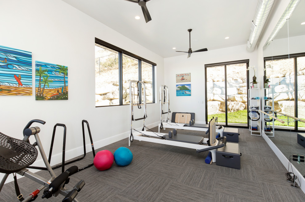 Moderner Fitnessraum mit weißer Wandfarbe, Teppichboden und grauem Boden in Salt Lake City
