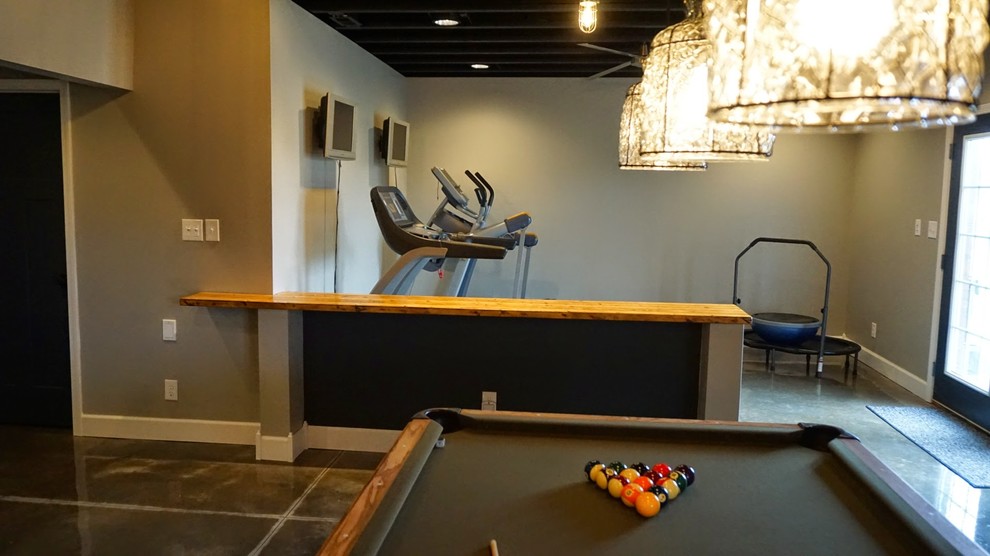 Multifunktionaler, Kleiner Moderner Fitnessraum mit grauer Wandfarbe und Betonboden in Louisville