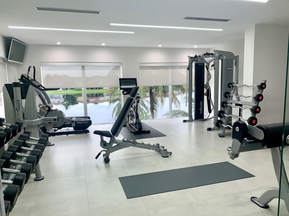 Mittelgroßer Moderner Fitnessraum mit Indoor-Sportplatz, weißer Wandfarbe, Keramikboden, grauem Boden und Holzdielendecke in Miami
