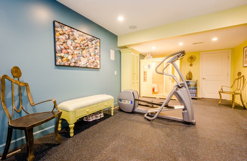 This is an example of a medium sized traditional multi-use home gym in Chicago with multi-coloured walls and vinyl flooring.