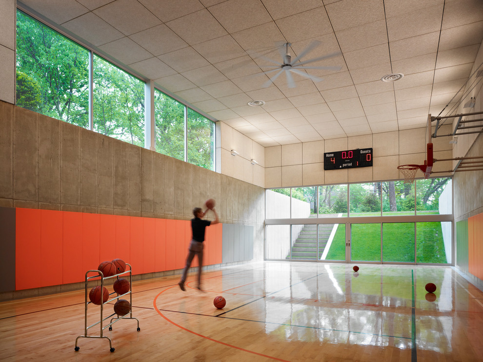 Mittelgroßer Moderner Fitnessraum mit Indoor-Sportplatz, hellem Holzboden und beiger Wandfarbe in Los Angeles