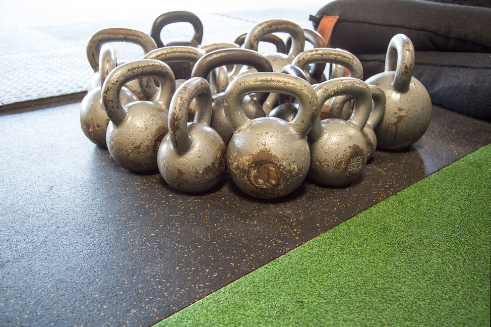 Inspiration for a large contemporary home weight room remodel in Phoenix