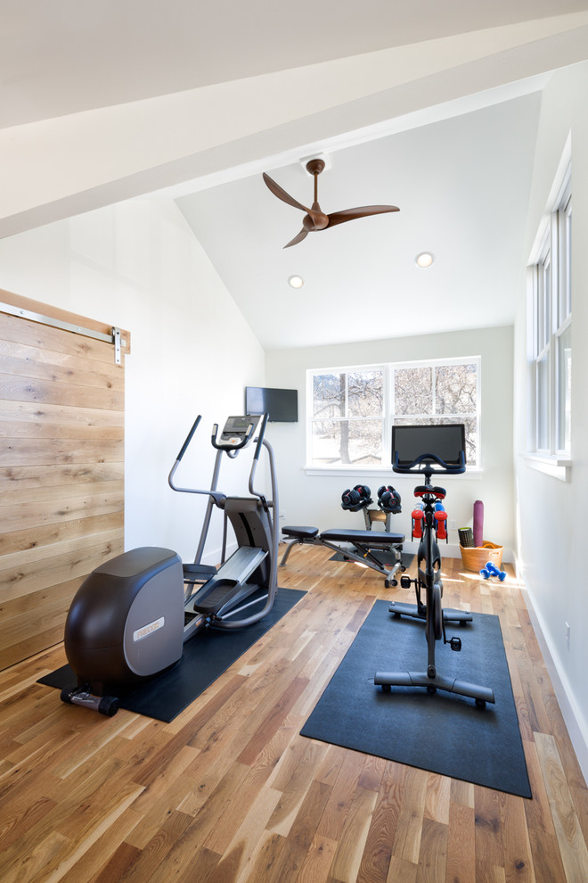 Multifunktionaler, Mittelgroßer Moderner Fitnessraum mit weißer Wandfarbe und braunem Holzboden in Denver
