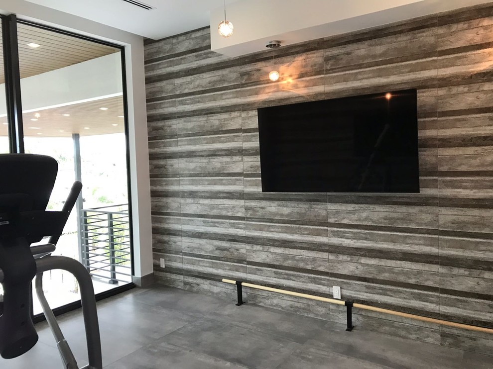 Multifunktionaler, Mittelgroßer Moderner Fitnessraum mit grauer Wandfarbe, Porzellan-Bodenfliesen und grauem Boden in Miami