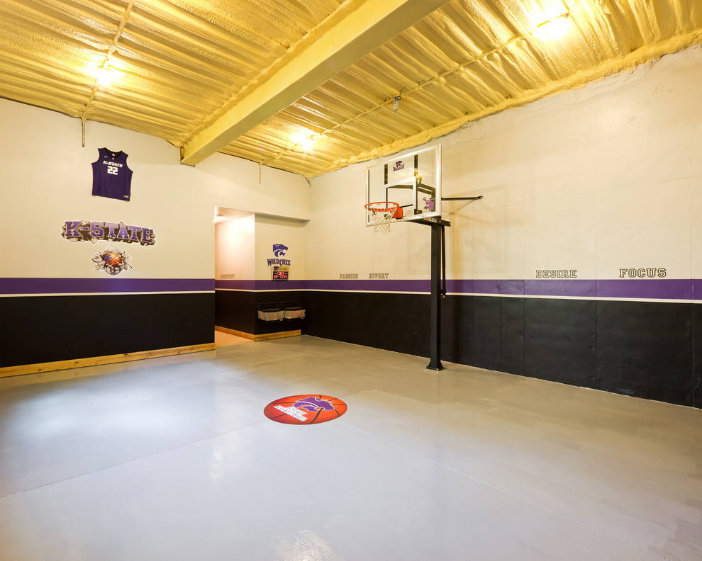 Geräumiger Klassischer Fitnessraum mit Indoor-Sportplatz, beiger Wandfarbe und grauem Boden in Kansas City
