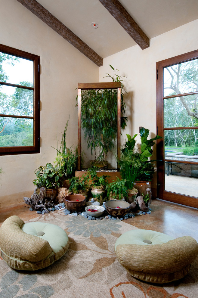 Idee per uno studio yoga bohémian con pareti beige