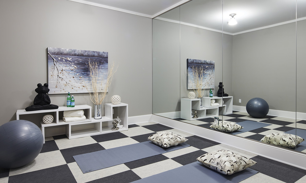 Esempio di uno studio yoga chic di medie dimensioni con pareti grigie, moquette e pavimento multicolore