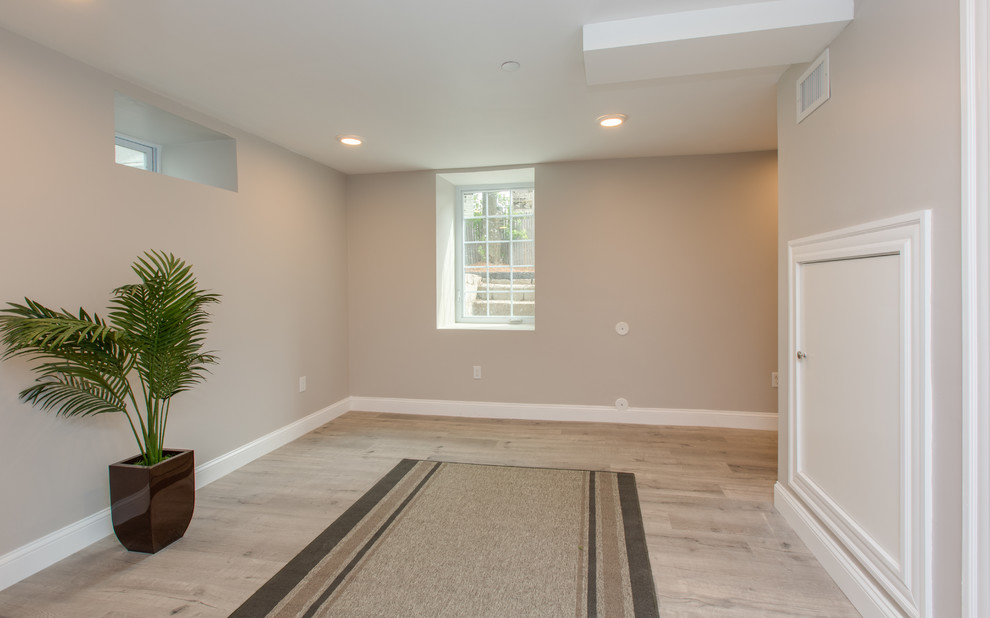 Foto di uno studio yoga tradizionale di medie dimensioni con pareti beige, parquet chiaro e pavimento beige