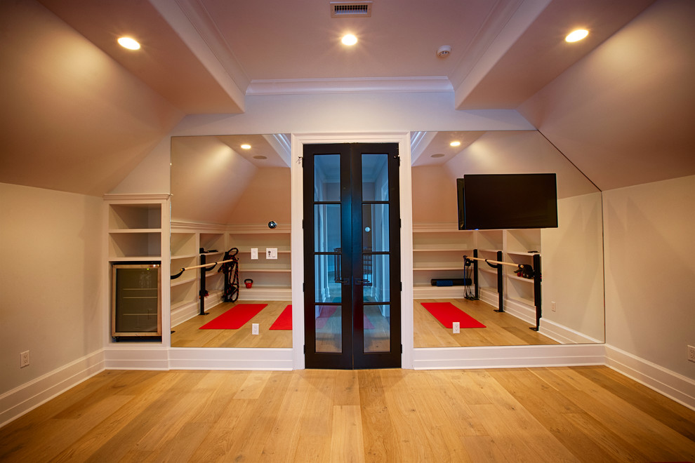 Пример оригинального дизайна: йога-студия среднего размера в стиле неоклассика (современная классика) с бежевыми стенами, паркетным полом среднего тона и коричневым полом