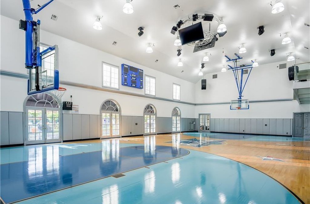 Expansive classic swimming pool in Dallas.